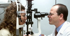 Foto: Examen ocular a una pacienta