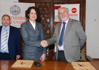 foto: Mº Ángeles Serrano y Germán López. Momento del acuerdo.