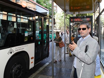 foto: Ciudadano probando la aplicación GPS para invidentes